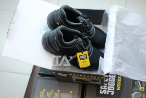 Điểm nổi bật của giày bảo hộ Safety Jogger AURA S3 là được làm bằng chất liệu chất lượng cao, đảm bảo tính bền vững và chống trượt. Với đế giày được làm bằng cao su chịu lực và chống mài mòn, giúp tăng độ bám và đảm bảo an toàn cho người sử dụng trong môi trường làm việc khó khăn.