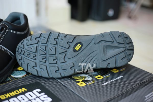 Đế giày bằng cao su chống trơn trượt và chịu mài mòn tốt. Đặc biệt, giày còn có tính năng chống tĩnh điện, chống dầu và chống va đập, giúp bảo vệ đôi chân của người sử dụng khỏi các nguy hiểm trong quá trình làm việc.