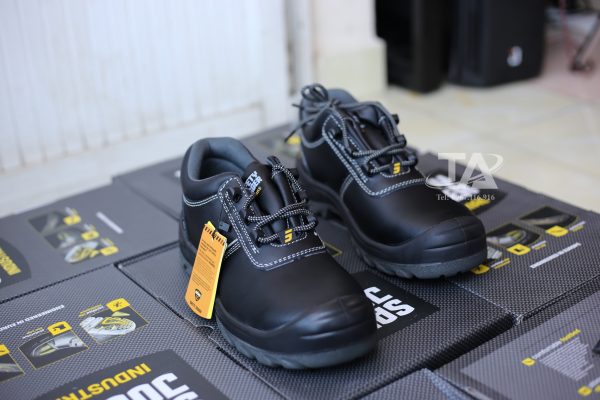 giày Safety Jogger AURA còn được thiết kế với kiểu dáng thời trang, phù hợp với nhiều phong cách và màu sắc khác nhau, giúp người sử dụng có thể thoải mái kết hợp với trang phục trong quá trình làm việc.