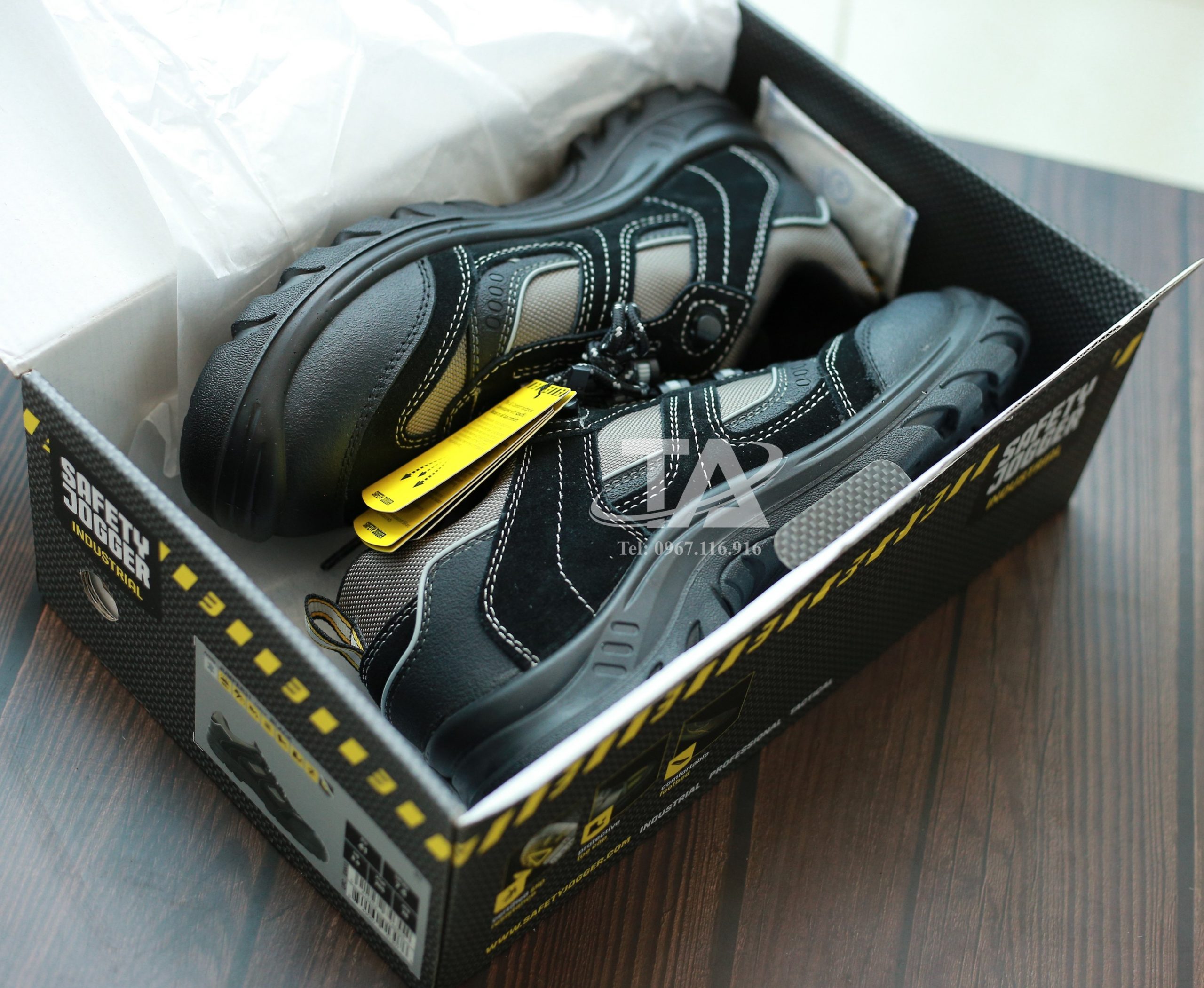 Giày bảo hộ Jogger Jumper S3 được thiết kế đáp ứng các tiêu chuẩn an toàn trong công nghiệp, bao gồm tính năng chống đinh, chống trượt và chống tĩnh điện, đảm bảo bảo vệ đôi chân của bạn khỏi các tai nạn lao động.