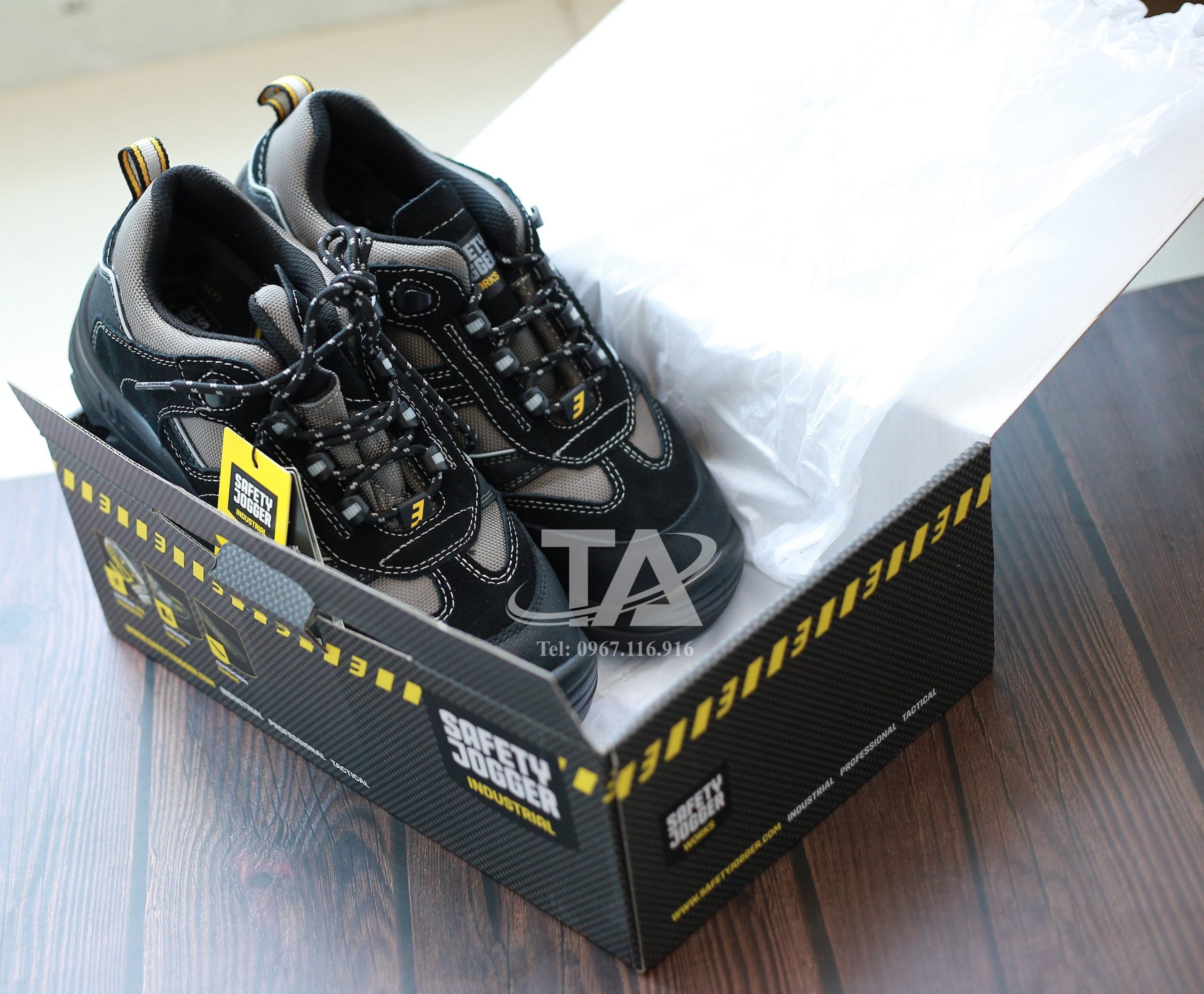 iày Jogger Jumper S3 được làm từ các vật liệu chất lượng cao, có độ bền cao và có khả năng chống thấm nước, giúp bảo vệ chân của bạn khỏi các yếu tố bên ngoài như nước, bụi và các chất hóa học.