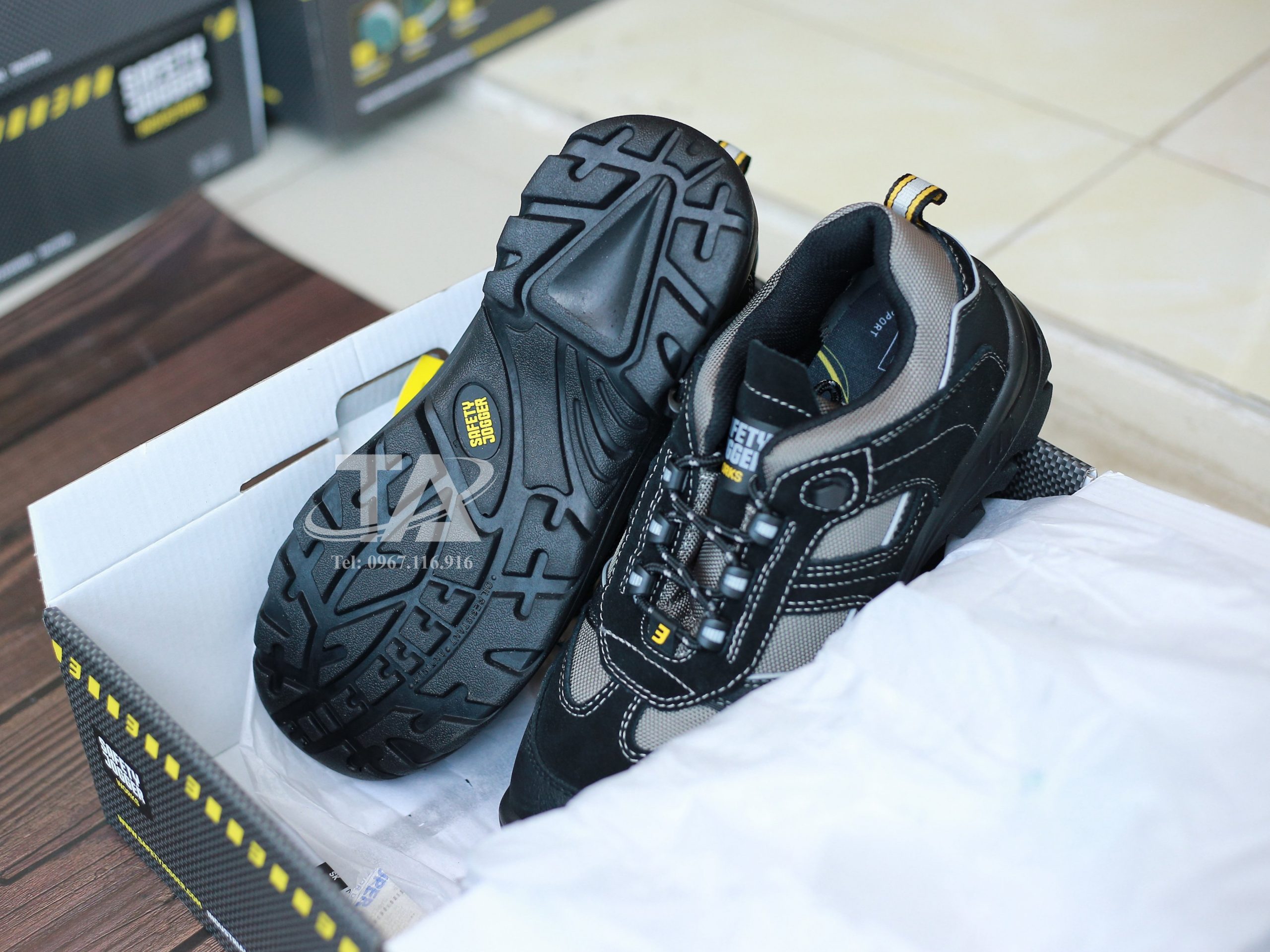 Giày Jogger Jumper S3 có thiết kế thông thoáng, giúp cho đôi chân của bạn được thoải mái, không bị đau hoặc mỏi sau một thời gian dài sử dụng.