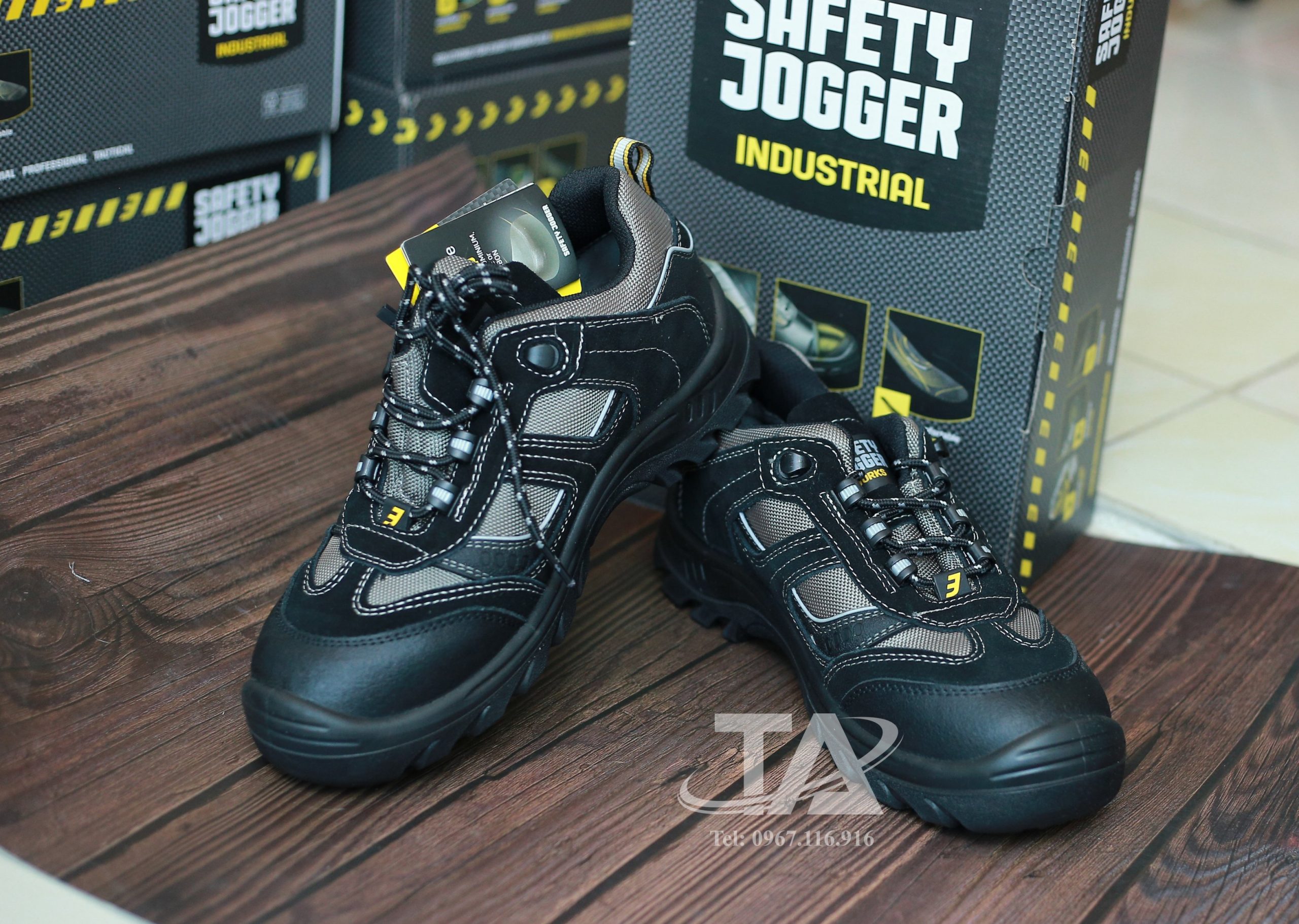 giày bảo hộ Jogger Jumper S3 là một phần quan trọng của giày bảo hộ và được thiết kế để đáp ứng các tiêu chuẩn an toàn trong công nghiệp, đảm bảo an toàn và bảo vệ chân của bạn