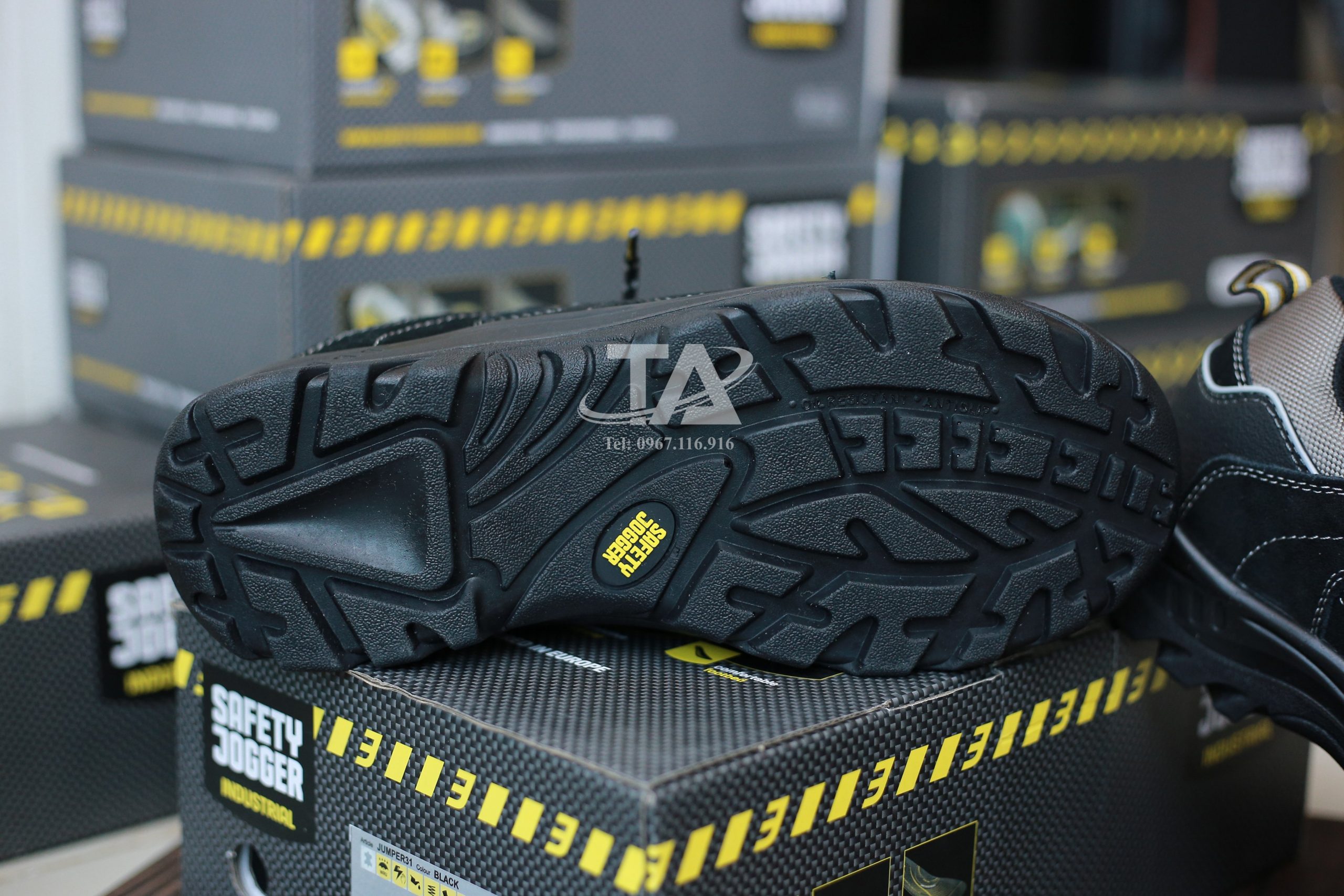 Đế giày Jogger Jumper S3 được làm từ chất liệu cao cấp, bao gồm cao su và nhựa đúc bằng hai lớp, giúp bảo vệ chân của bạn khỏi các tác động từ nhiều hướng.