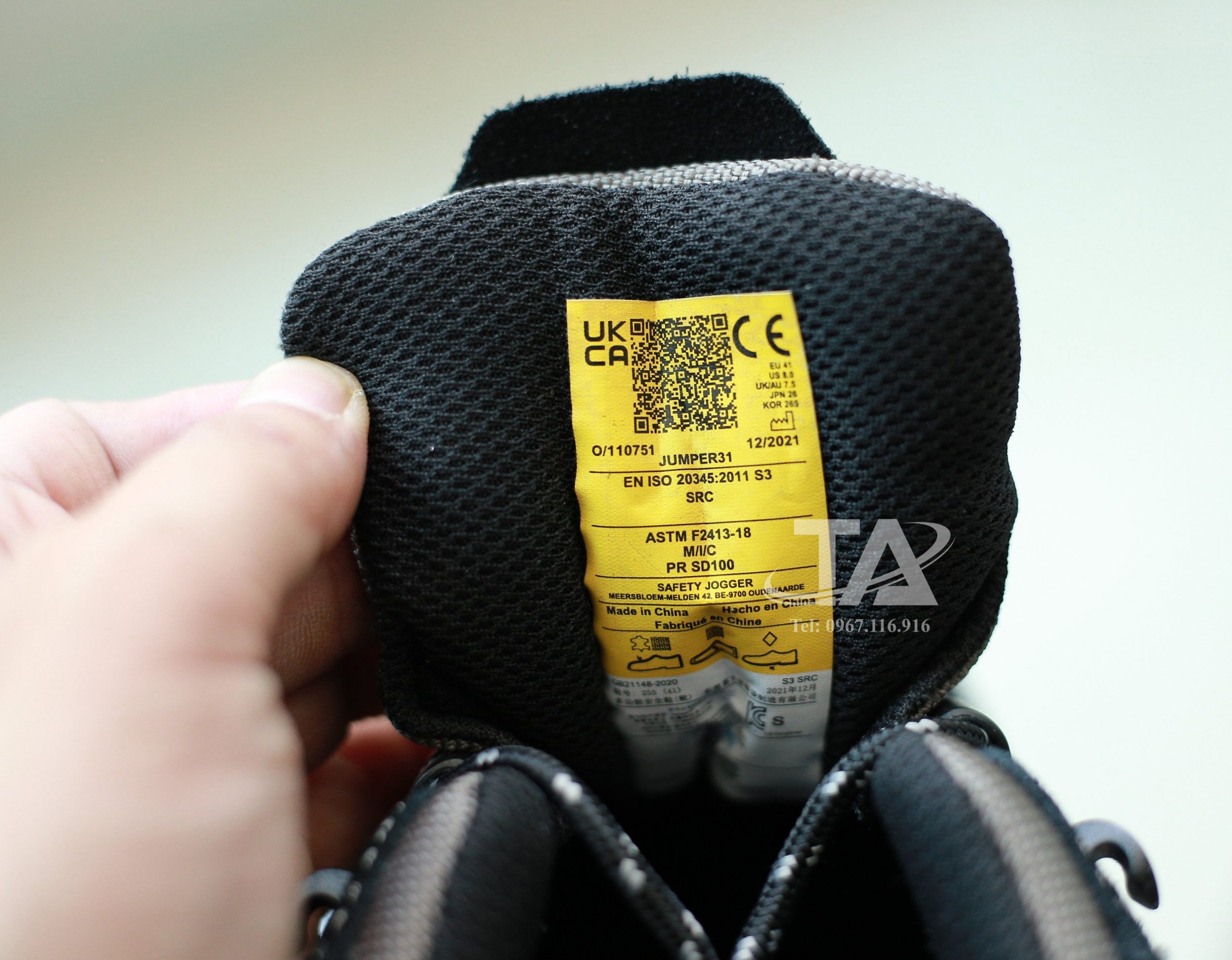 Mã vạch nhận dạng hàng chính hãng ngay trên giày Safety Jogger Jumper