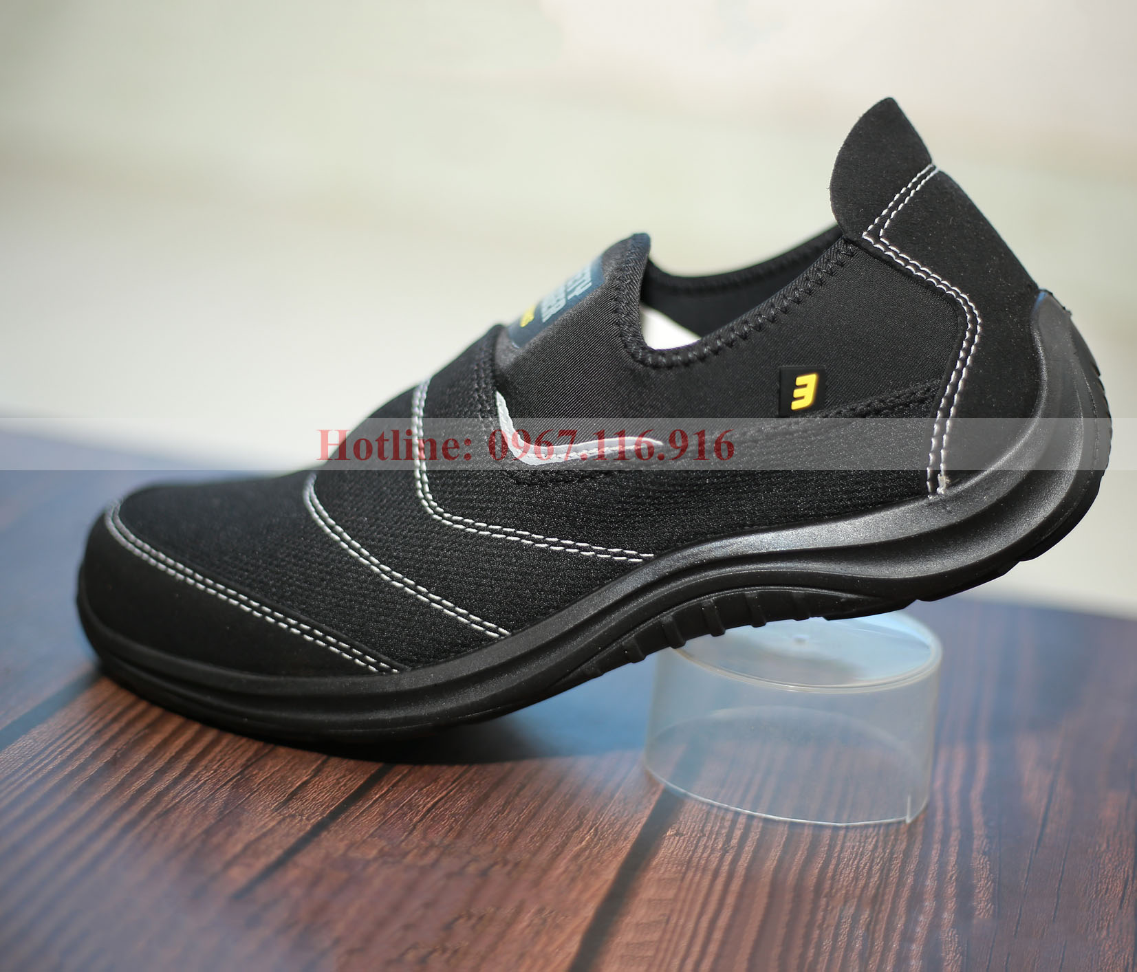 Giày bảo hộ Safety Jogger Yukon không dây cực tiện lợi giúp người dùng dễ dàng tháo gỡ, cực thích hợp với các công việc trong bệnh viện, nhà hàng