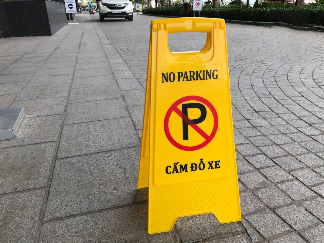 bien-bao-san-cam-do-xe-1067x800-1 Biển báo sàn cấm đỗ xe