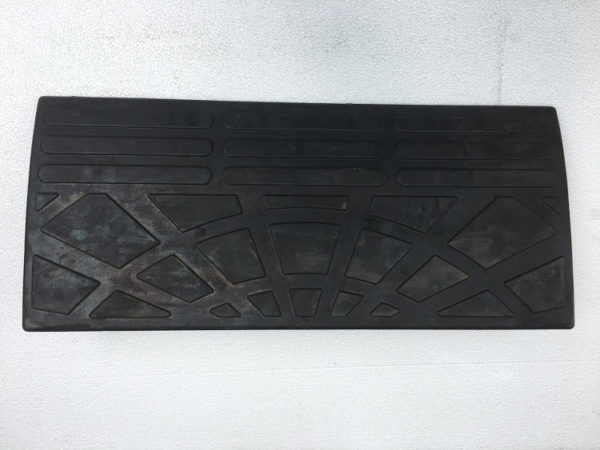 Mặt trên gờ cao su kê bậc thềm