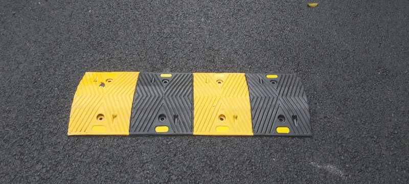 gờ giảm tốc bằng cao su có phản quang